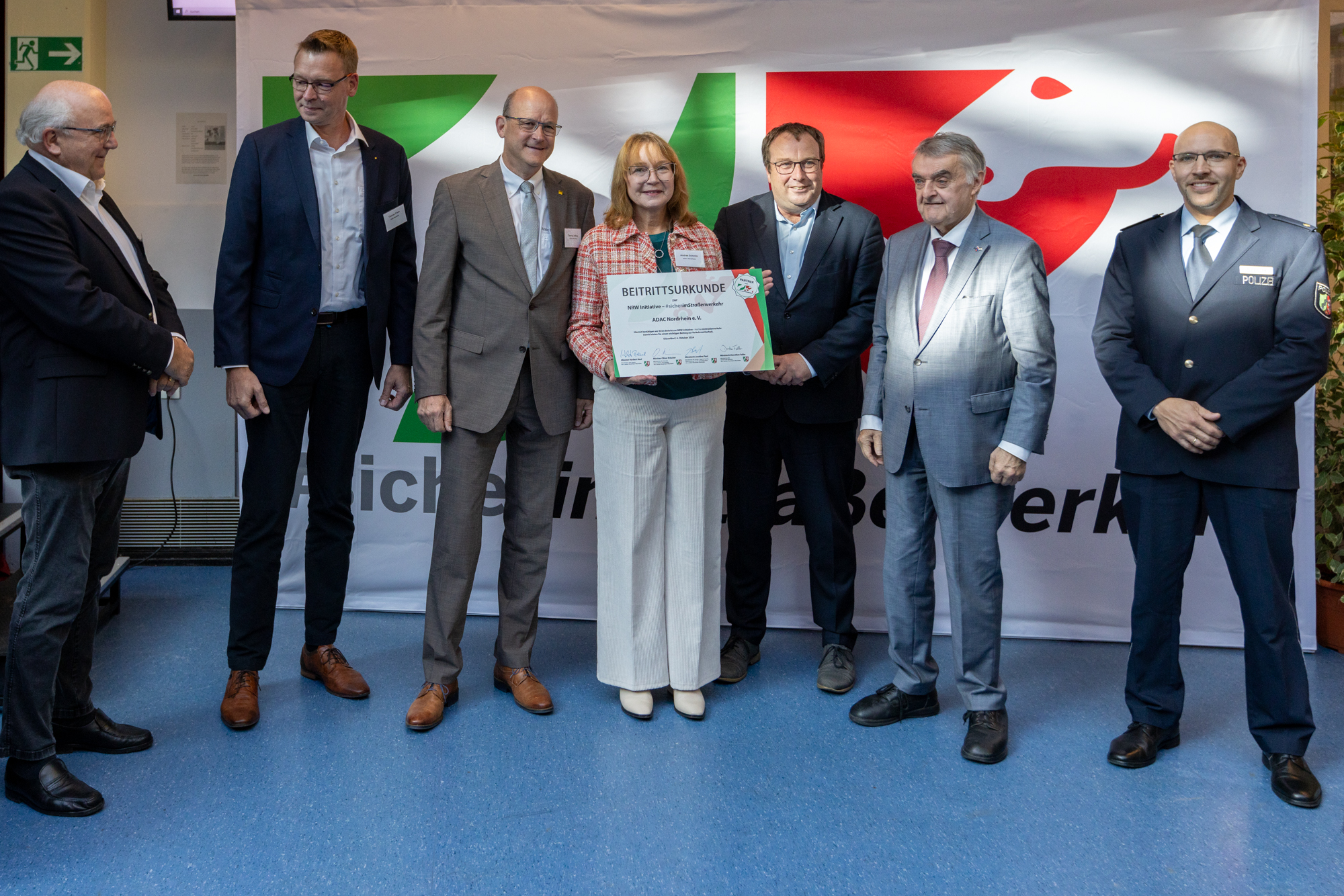 Gruppenbild der Urkundenübergabe an den ADAC Nordrhein