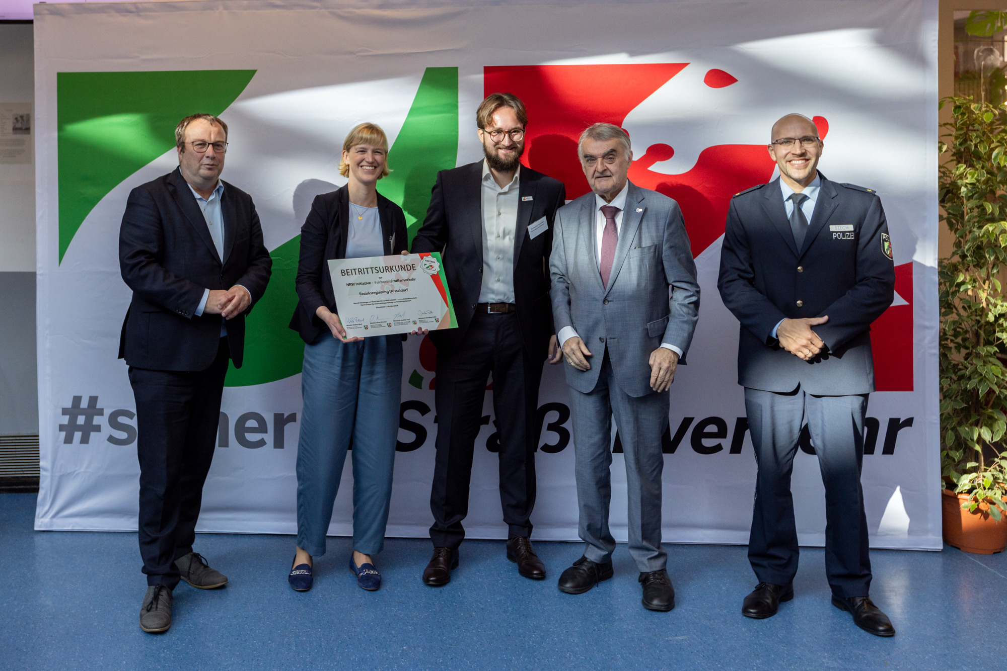 Übergabe der Beitrittsurkunde an die Bezirksregierung Düsseldorf