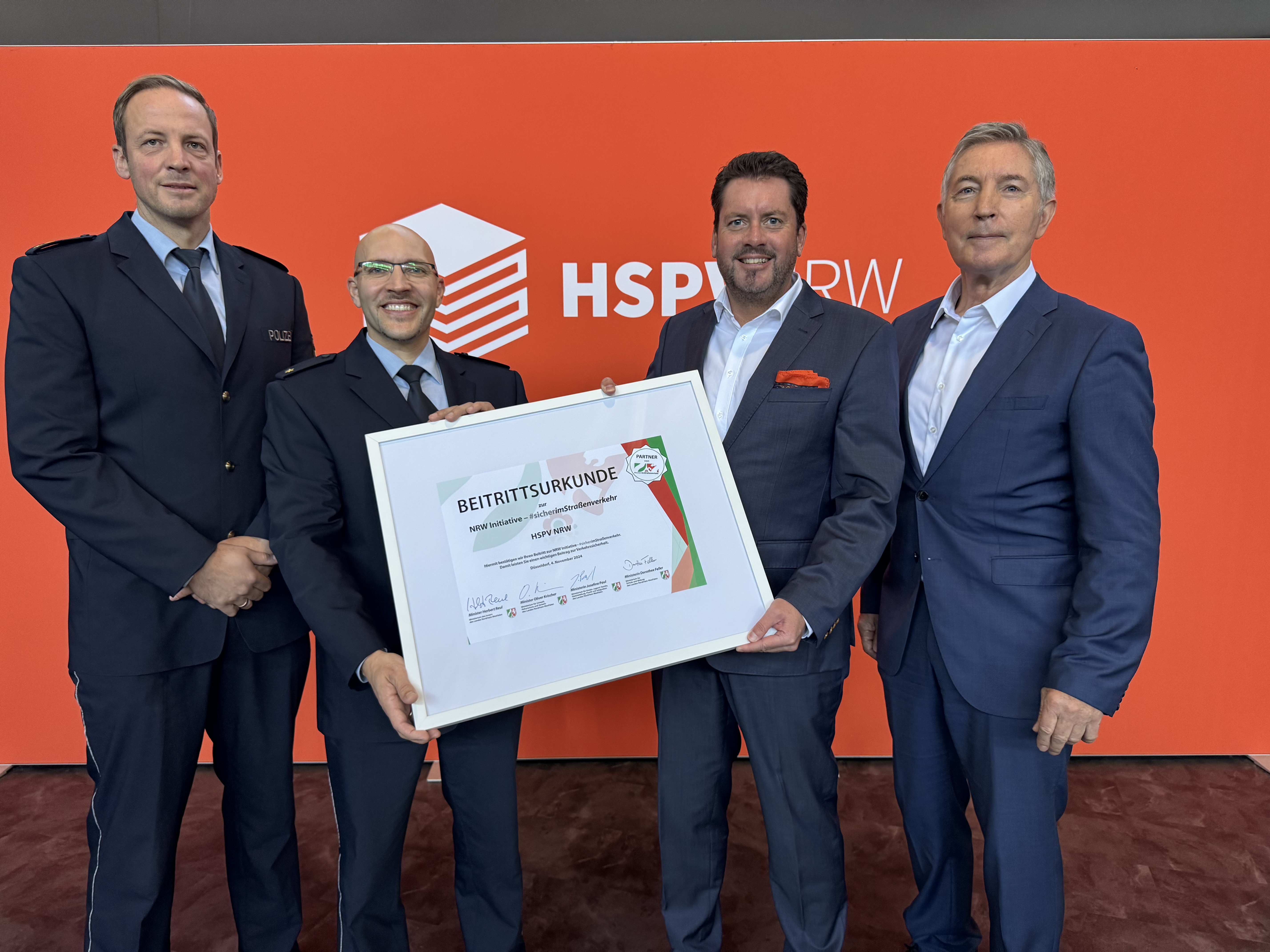 Die Übergabe der Beitrittsurkunde an die HSPV. Die Projektleitung links, Präsident Bornträger in der Mitte, Dozent Schlanstein rechts.