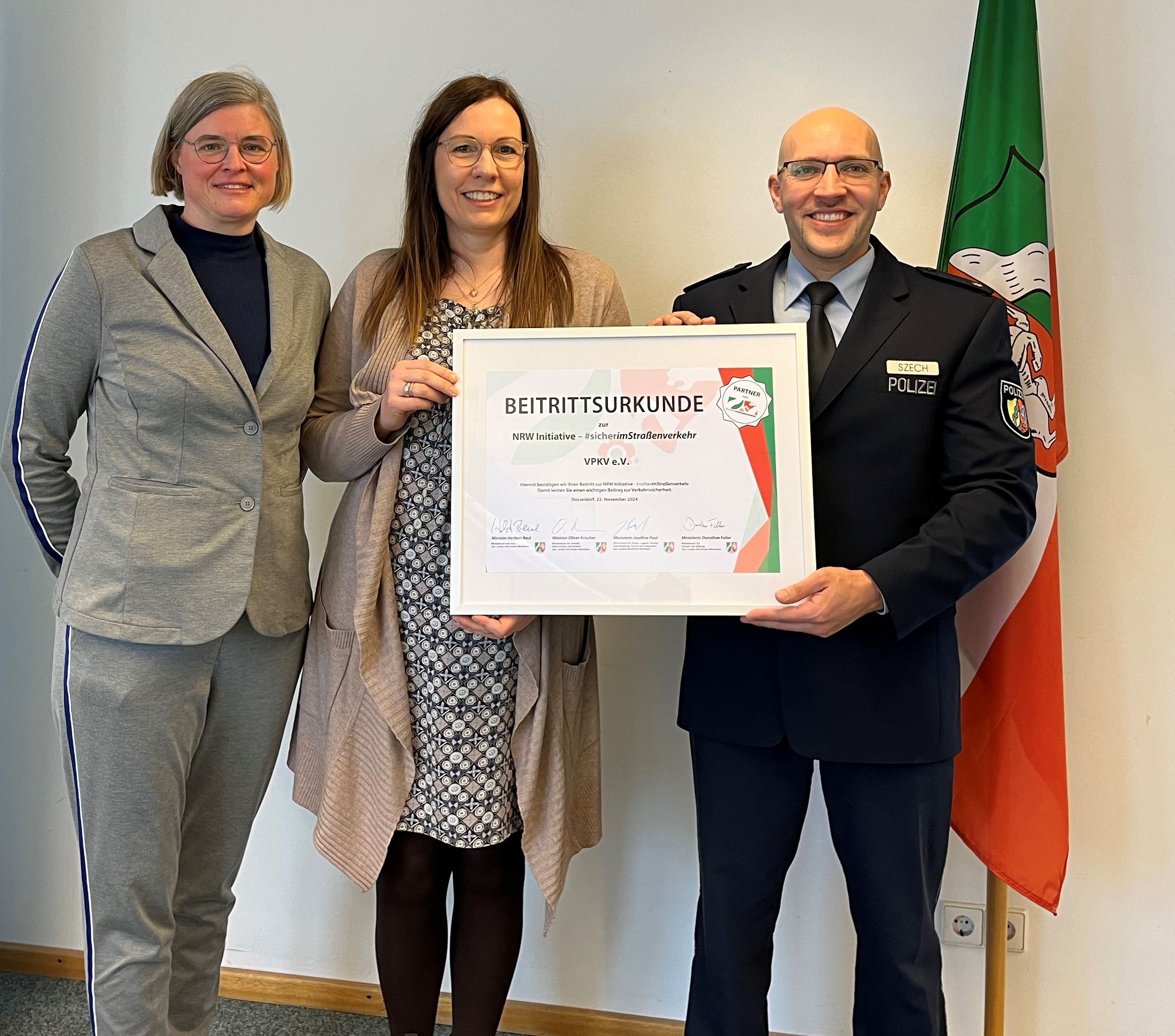 Urkundenübergabe an den VPKV e.V., von links Iris Röckinghausen, Kerstin Hassel, Projektleiter Markus Szech.