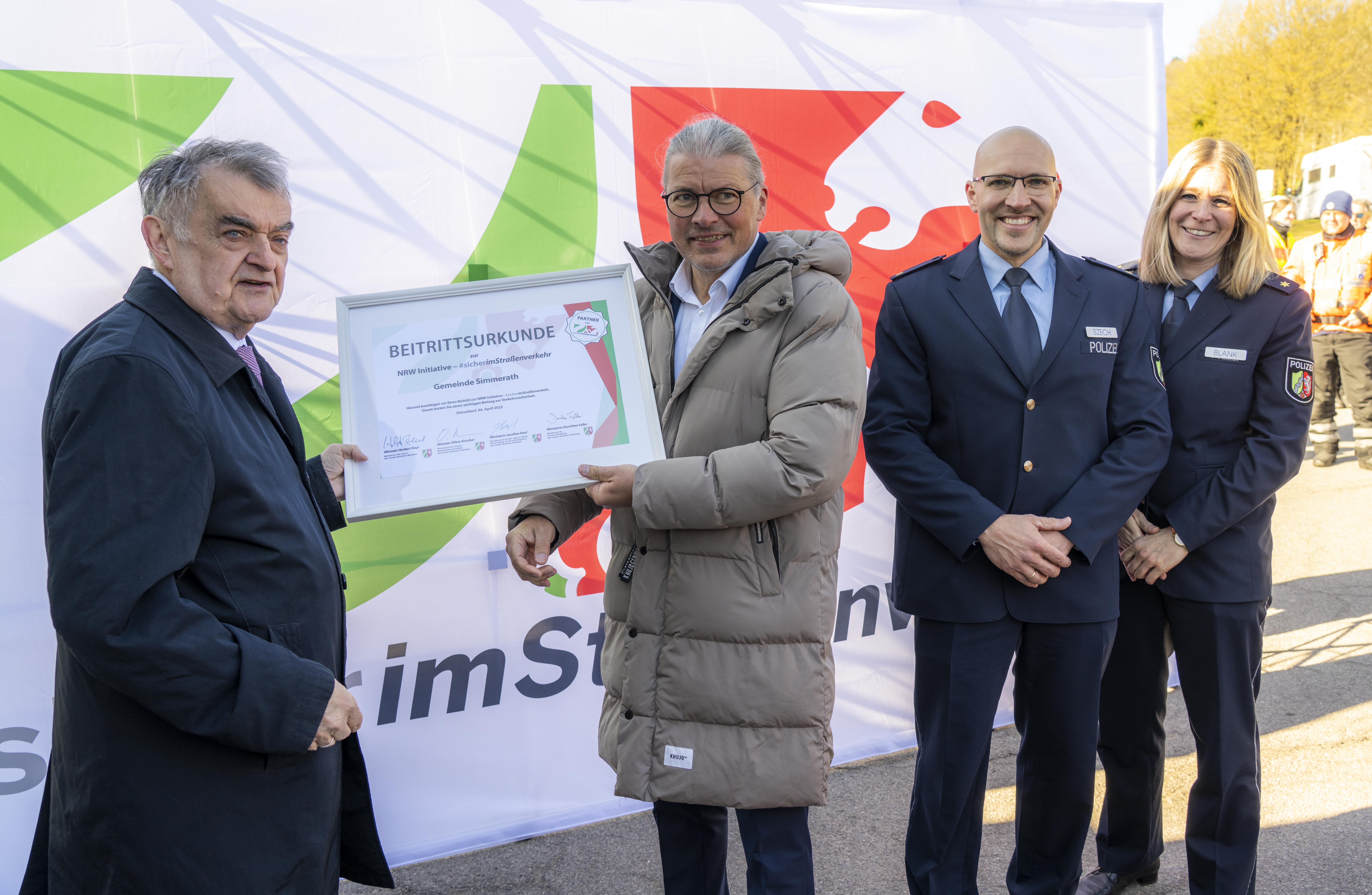 Übergabe der Beitrittsurkunde an die Gemeinde Simmerath