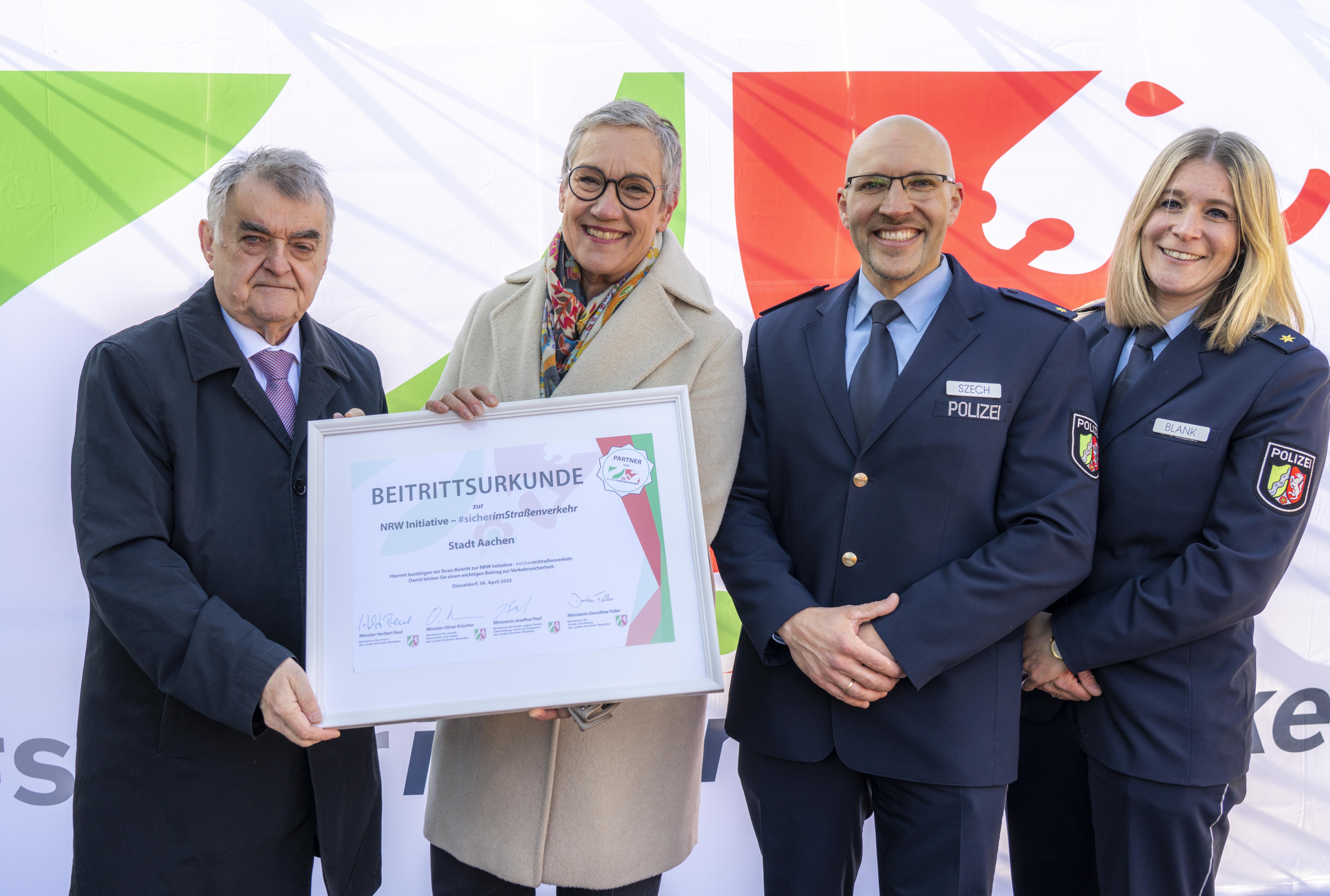 Herbert Reul, Sibylle Keupen, Markus Szech und Lea Blank mit der Beitrittsurkunde