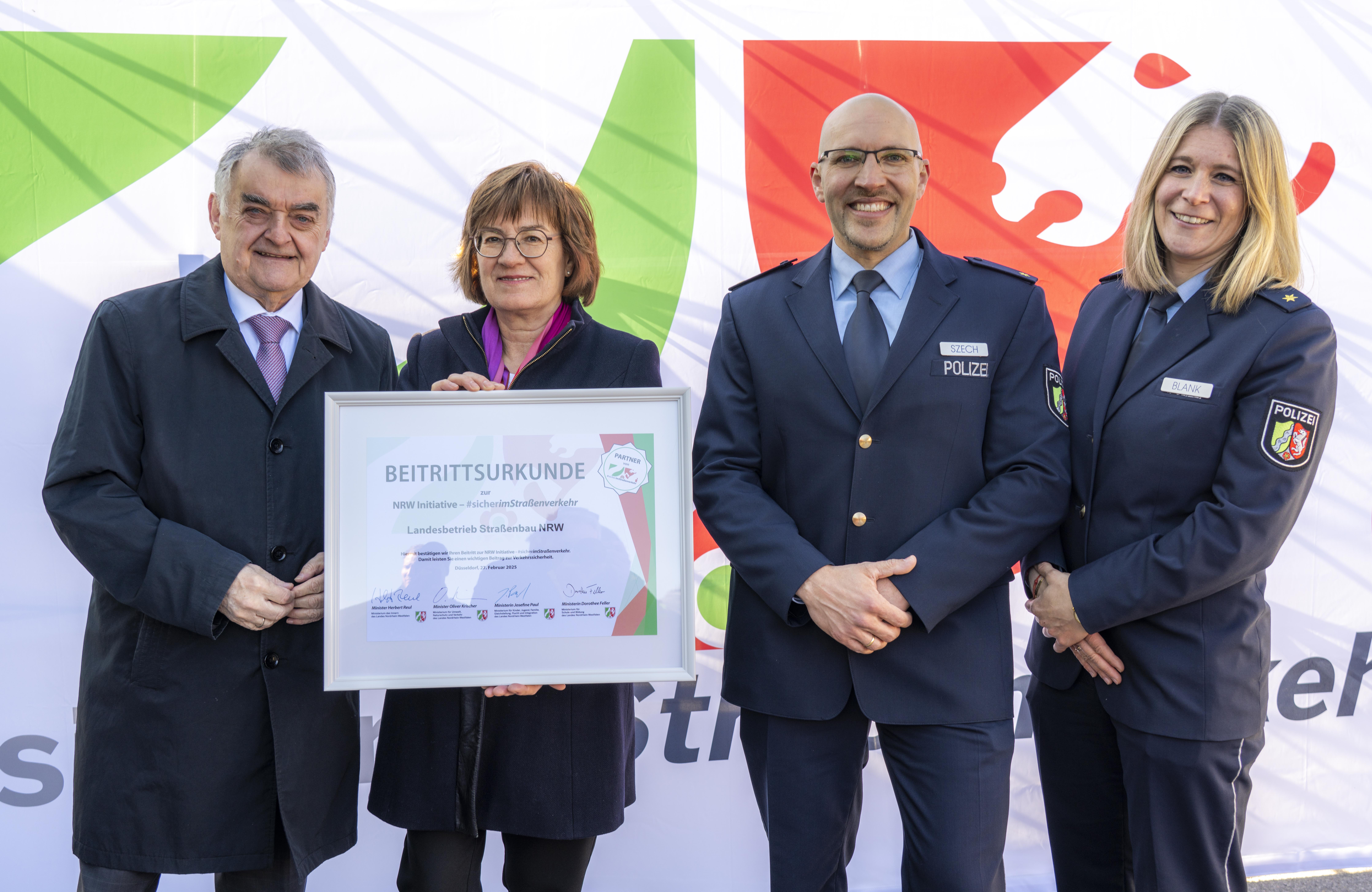 Herbert Reul, Dr. Petra Beckefeld, Markus Szech und Lea Blank