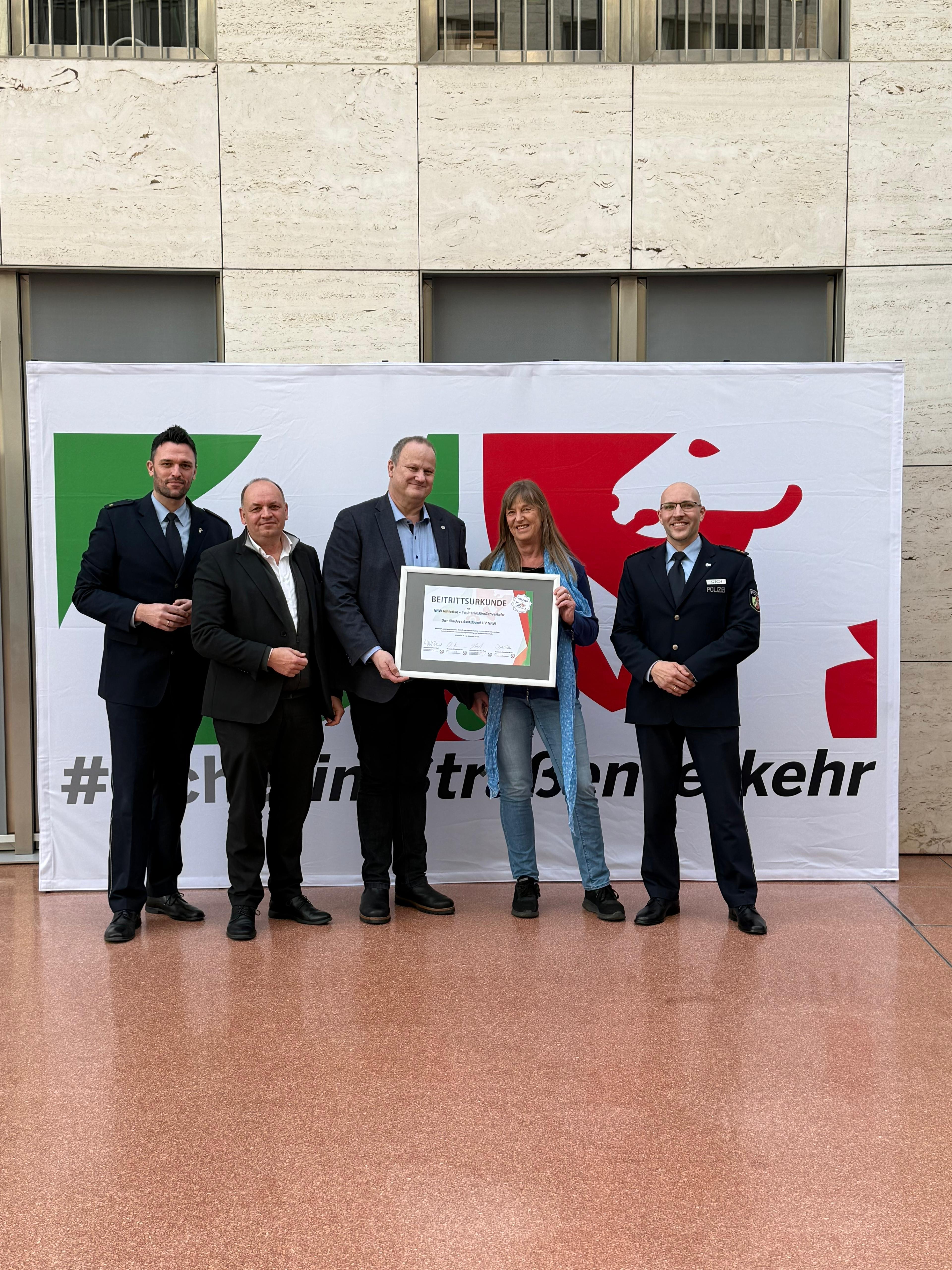 Urkundenübergabe an den Kinderschutzbund NRW