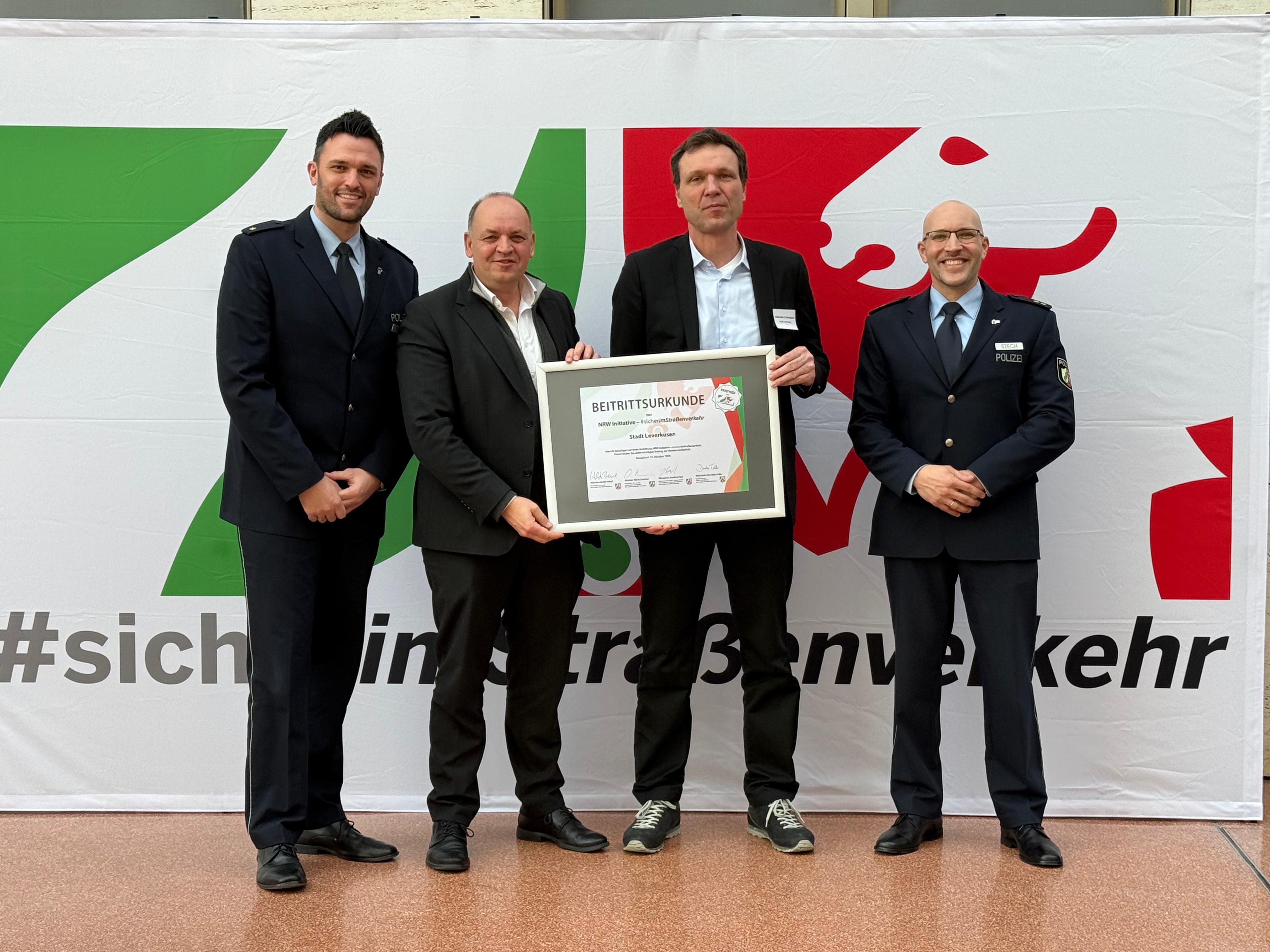 Die Urkundenübergabe an die Stadt Leverkusen