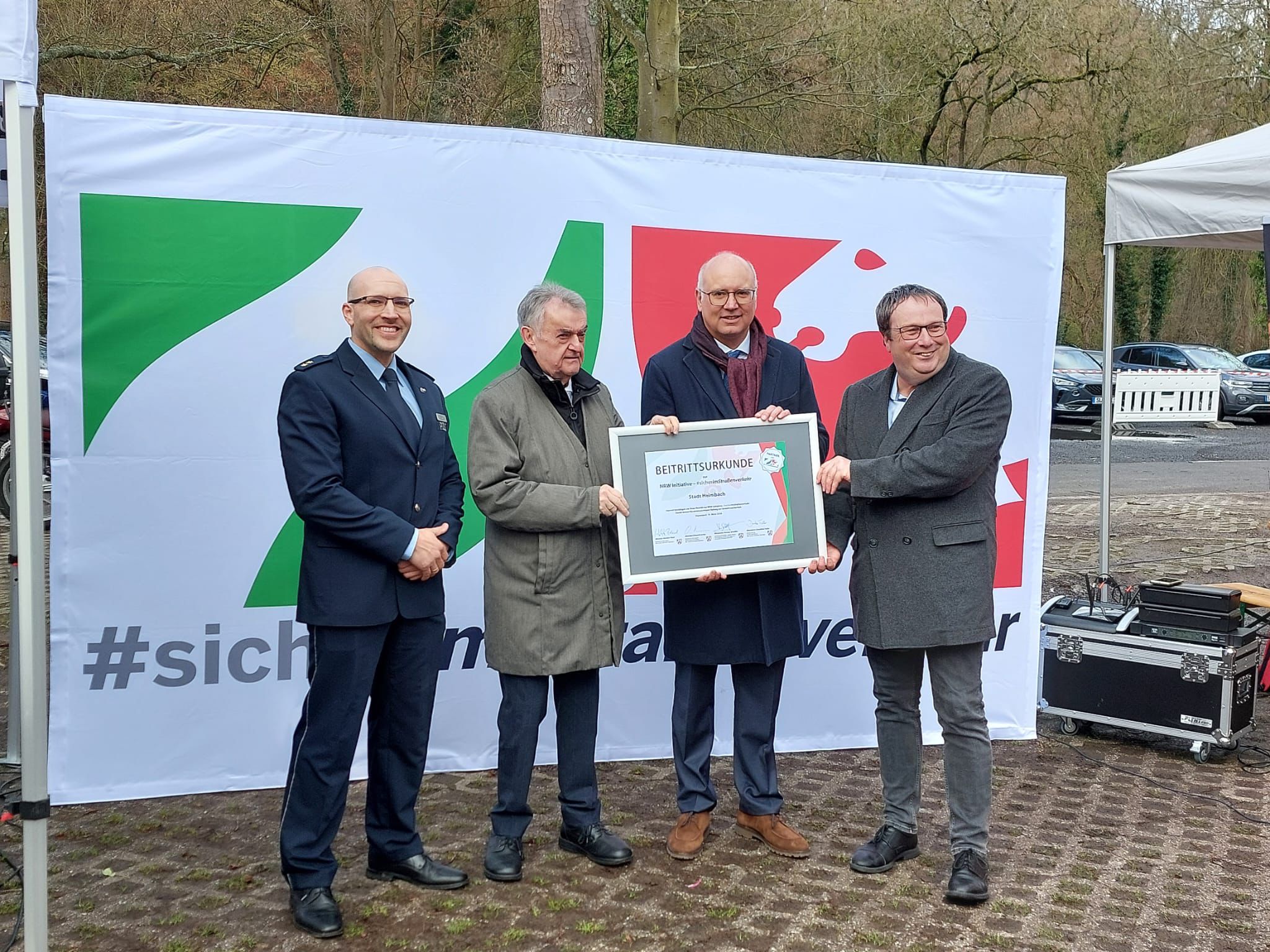 Die Übergabe an Heimbachs Bürgermeister Jochen Weiler