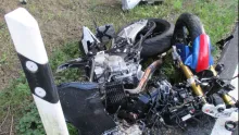 Ein zerstörtes Motorrad nach Unfall