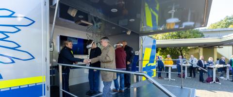 NRW-Innenminister Reul begrüßt Polizisten an deren Infostand