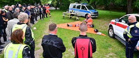 Zuschauer beobachten während einer Ausbildung Erste Hilfe Maßnahmen