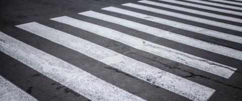 Ein Zebrastreifen auf einer Straße