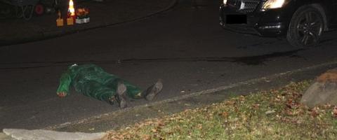 Eine Schaufensterpuppe als Unfallopfer liegt in einer nachgestellten Unfallszene