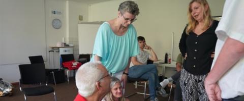 Teilnehmende einer Übung zur Ersten Hilfe