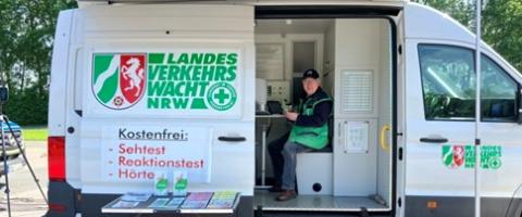 Das Infomobil der Landesverkehrswacht mit einer Reklame für einen Gesundheitscheck