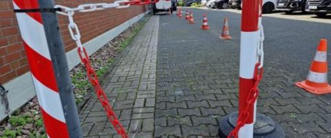 Absperrpfosten auf einem Gehweg