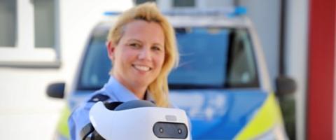 Eine Polizeibeamtin mit einer Simulationsbrille