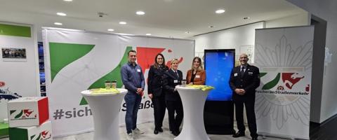 Der Infostand der NRW Initiative mit Betreuungspersonal