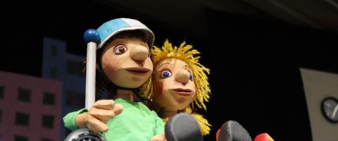 Ein Bild von zwei Puppen zur Verkehrserziehung von Kindern