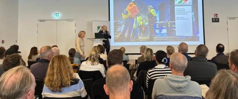 Bild eines Vortrages mit Blick auf die Bühne