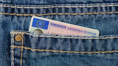 Aus einer Hosentasche schaut die obere Hälfte eines deutschen Führerscheines hervor. Daten sind nicht zu erkennen