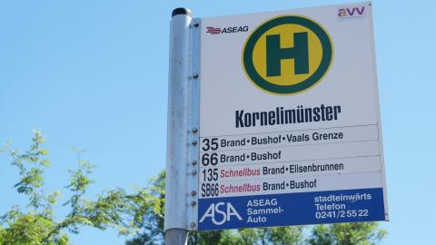 Das Bushaltestellenschild der Bushaltestelle Kornelimünster der Aachener Verkehrsbetriebe. Unten stehen die haltenden Linien und die Fahrtziele