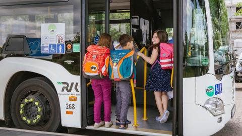 Mehrere Schulkinder steigen in einen Linienbus ein