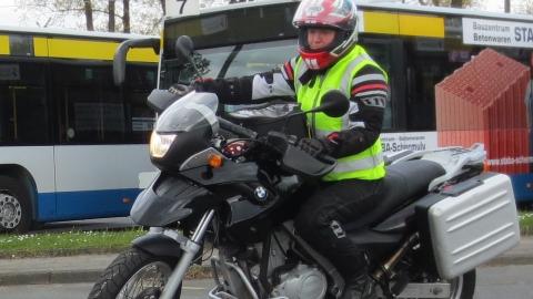 Ein Motorradfahrer bei einem Parcourtraining