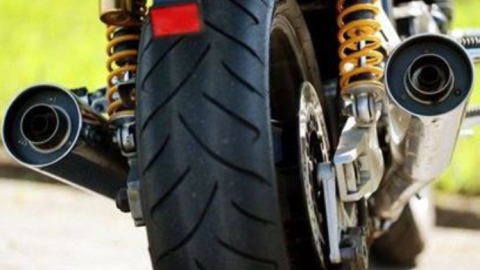 Ein Hinterrad eines Motorrades sowie die Auspuffanlage