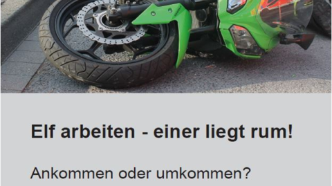 Ein Motorradunfall. Darunter der Satz "Elf arbeiten - einer liegt rum!"