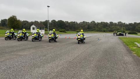 Motorräder der Polizei auf einem Verkehrsübungsplatz während des Trainings