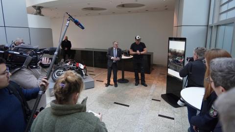 Innenminister Reul vor Journalisten bei der Präsentation des Konzeptes "Crash Test Motorrad"
