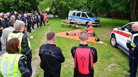 Zuschauer beobachten während einer Ausbildung Erste Hilfe Maßnahmen