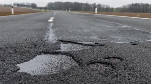 Schlaglöcher in einer Straße
