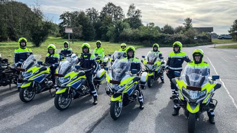 Mehrere Motorräder der Polizei hinter- und nebeneinander