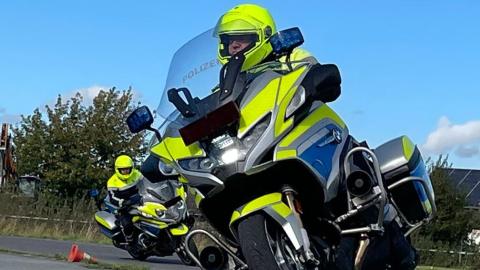 Ein Polizeimotorrad in einer Kurve