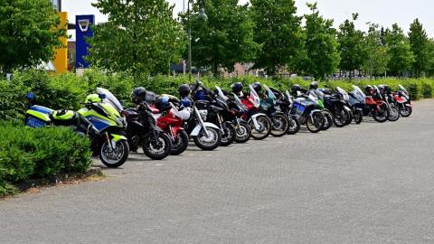 Mehrere Motorräder in einer Reihe