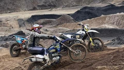 Motorräder bei einem Offroad-Training im Sand