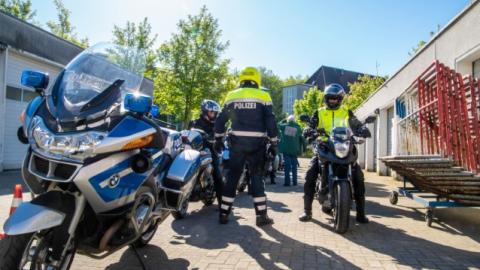 Polizeimotorräder im Sonnenlicht