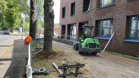 Ein Bild von Bauarbeiten vor einem Gebäude