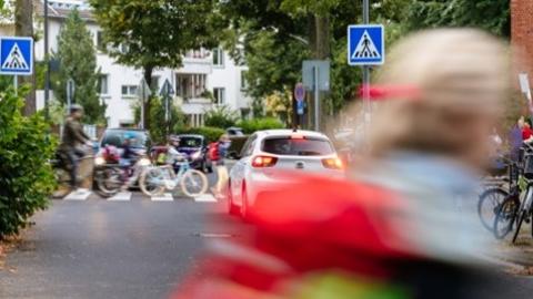Ein Bild einer Szene im Straßenverkehr mit vielen Beteiligten