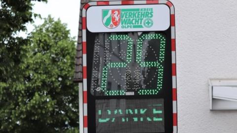 Ein Bild einer elektronischen Tafel zur Anzeige der aktuell gefahrenen Geschwindigkeit
