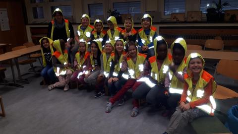 Schulkinder sitzen im dunklen mit reflektierender Kleidung