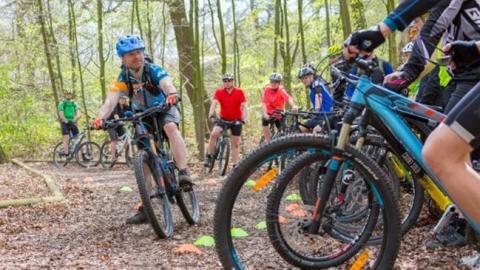 Mountainbiker in einem Wald