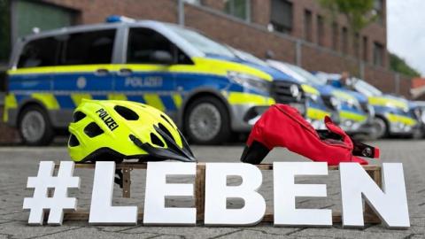 Streifenwagen der Polizei, davor der Schriftzug #LEBEN