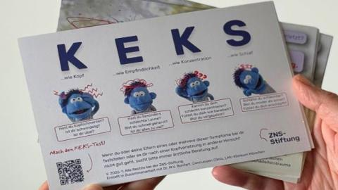 Bild einer Postkarte mit der Puppe "Keks" der ZNS-Stiftung