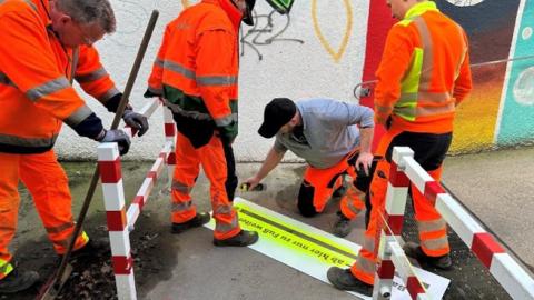 Arbeiter beim auftragen der Sprühkreide