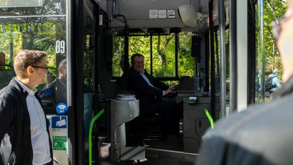 NRW-Verkehrsminister Krischer sitzt hinter dem Steuer eines Linienbusses