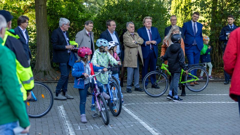 Die Minister Reul und Krischer besichtigen die Radfahrausbildung