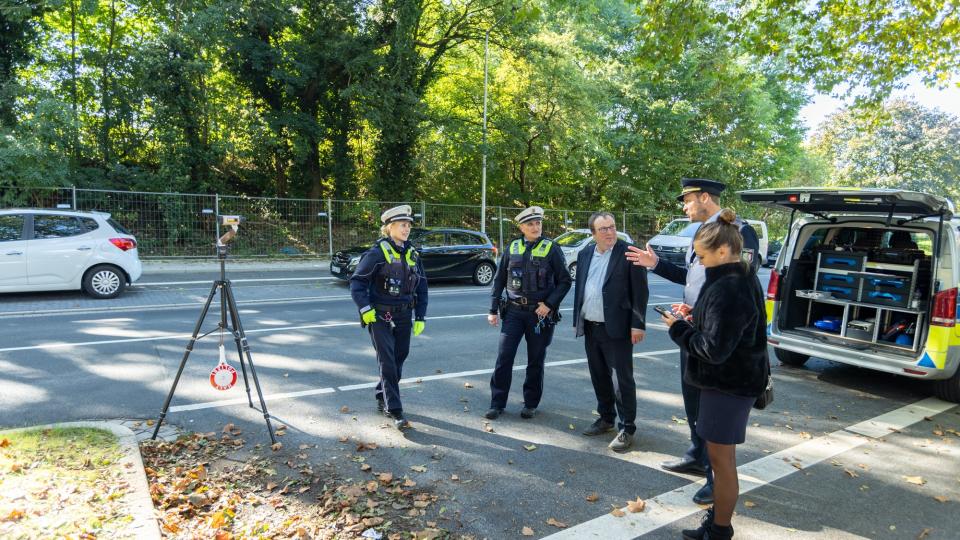 NRW-Verkehrsminister Oliver Krischer bei einer Verkehrskontrolle in Herne