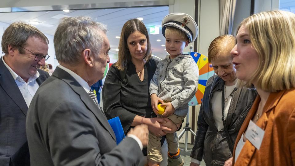 Die Minister Krischer und Reul mit Besuchern auf der Veranstaltung in Krefeld