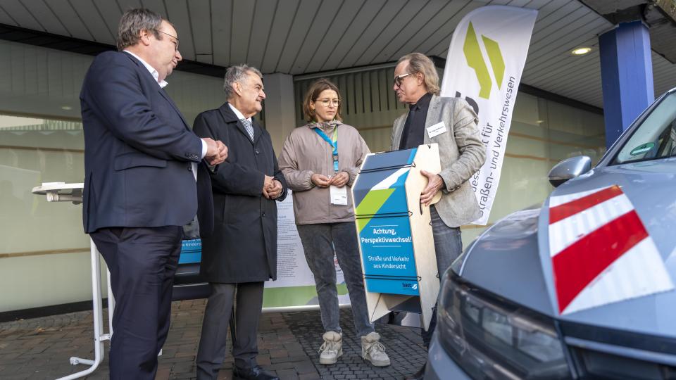 Die Minister Krischer und Reul am Stand der BASt in Krefeld